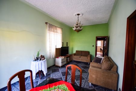 Casa à venda com 200m², 5 quartos e 4 vagas Casa à venda com 200m², 5 quartos e 4 vagasSala