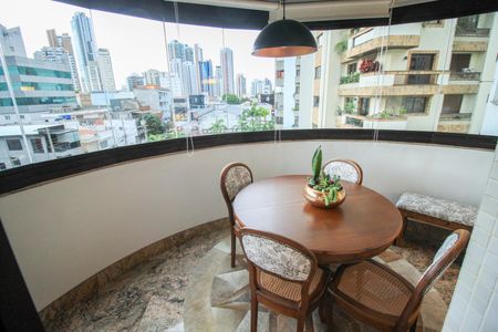Apartamento à venda com 260m², 6 quartos e 4 vagasVaranda