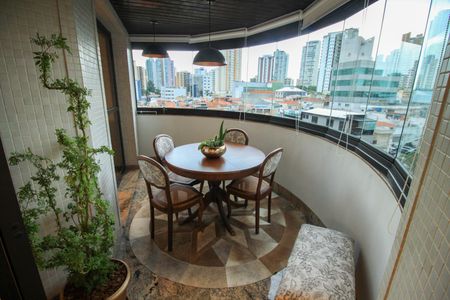 Apartamento à venda com 260m², 6 quartos e 4 vagasVaranda