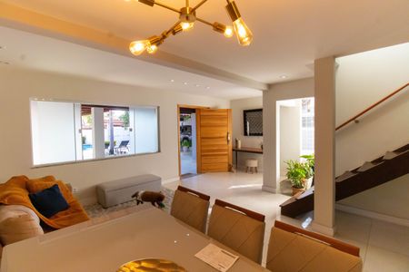 Casa à venda com 240m², 3 quartos e 4 vagasSala