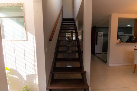 Casa à venda com 240m², 3 quartos e 4 vagasEscada