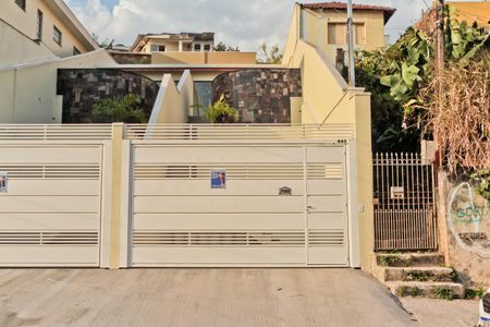 Casa à venda com 171m², 3 quartos e 2 vagasFachada + placa