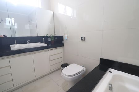 Casa à venda com 375m², 5 quartos e 3 vagasBanheiro 01