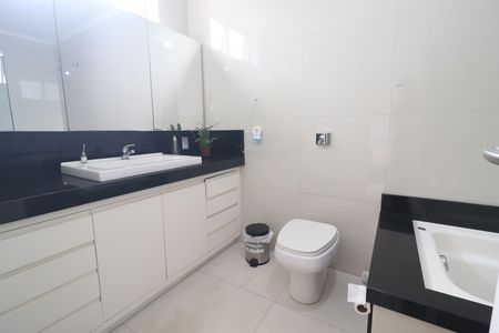 Casa à venda com 375m², 5 quartos e 3 vagasBanheiro 01