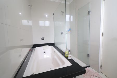 Casa à venda com 375m², 5 quartos e 3 vagasBanheiro 01