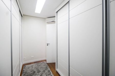 Casa de condomínio para alugar com 157m², 3 quartos e 3 vagas Casa de condomínio para alugar com 157m², 3 quartos e 3 vagasCloset da Suíte