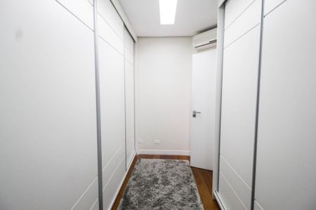 Casa de condomínio para alugar com 157m², 3 quartos e 3 vagas Casa de condomínio para alugar com 157m², 3 quartos e 3 vagasCloset da Suíte