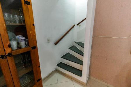 Casa para alugar com 125m², 1 quarto e 2 vagas Casa para alugar com 125m², 1 quarto e 2 vagasEscada acesso quartos