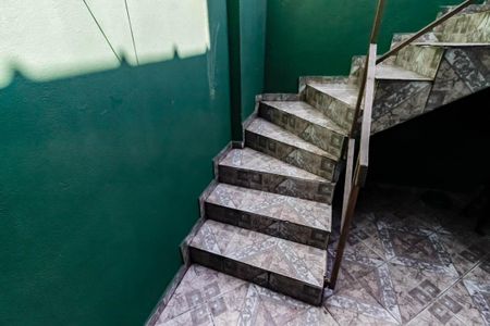 Casa para alugar com 125m², 1 quarto e 2 vagas Casa para alugar com 125m², 1 quarto e 2 vagasEscada acesso quintal