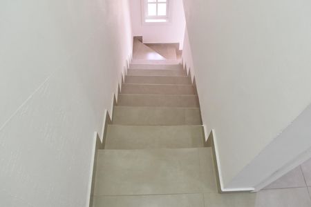 Casa de condomínio para alugar com 45m², 2 quartos e 2 vagasCorredor/Escada