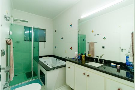 Casa à venda com 370m², 5 quartos e 4 vagasBanheiro da Suíte 2