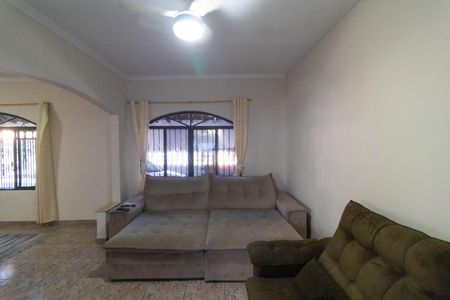 Casa à venda com 256m², 4 quartos e 4 vagasSalas