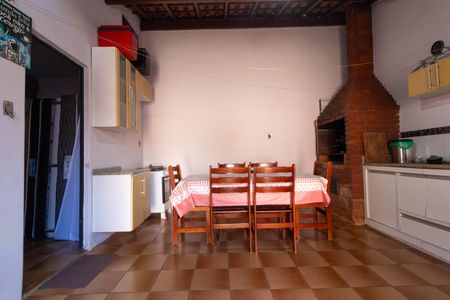 Casa à venda com 256m², 4 quartos e 4 vagasChurrasqueira