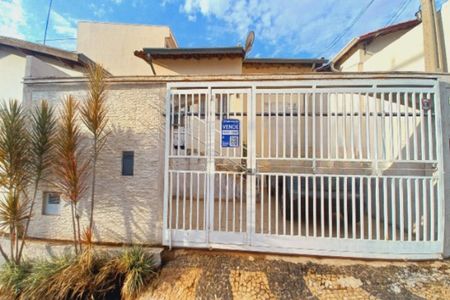 Casa à venda com 81m², 2 quartos e 2 vagasFachada e Placa