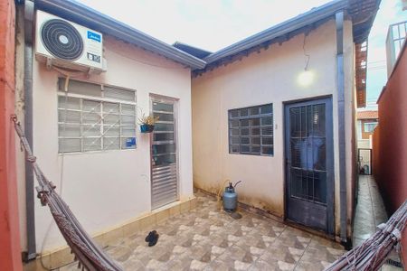 Casa à venda com 81m², 2 quartos e 2 vagasQuintal