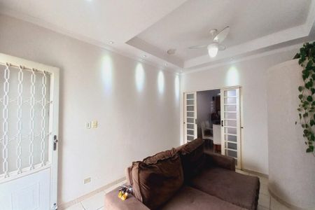 Casa à venda com 81m², 2 quartos e 2 vagasSala