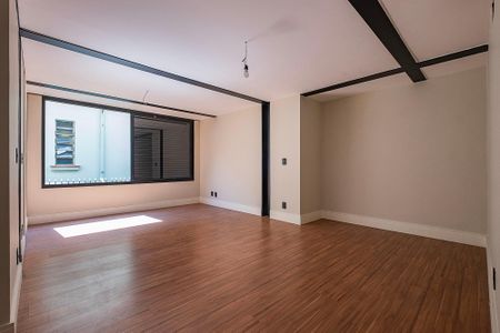 Casa à venda com 731m², 4 quartos e 4 vagasSuíte 2