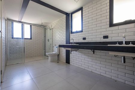 Casa à venda com 731m², 4 quartos e 4 vagasBanheiro da Suíte