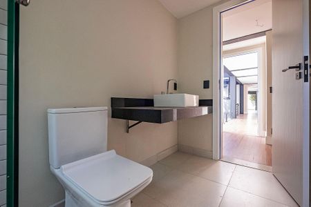 Casa à venda com 731m², 4 quartos e 4 vagasBanheiro da Suíte 4