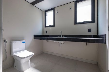 Casa à venda com 731m², 4 quartos e 4 vagasBanheiro da Suíte 2