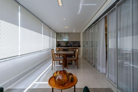 Apartamento à venda com 147m², 3 quartos e 2 vagas Apartamento à venda com 147m², 3 quartos e 2 vagasVaranda