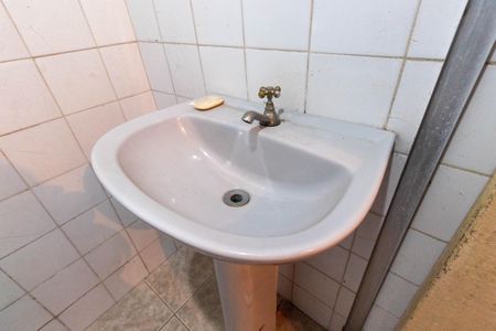 Casa à venda com 1m², 5 quartos e 2 vagas Casa à venda com 1m², 5 quartos e 2 vagasBanheiro de serviço