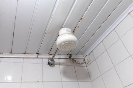 Casa à venda com 1m², 5 quartos e 2 vagas Casa à venda com 1m², 5 quartos e 2 vagasChuveiro