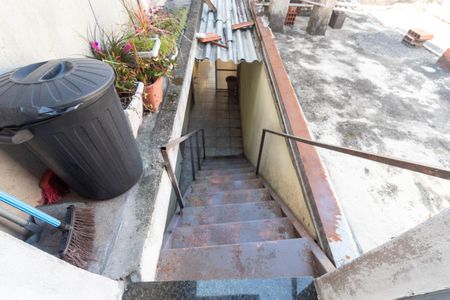 Casa à venda com 1m², 5 quartos e 2 vagas Casa à venda com 1m², 5 quartos e 2 vagasEscada