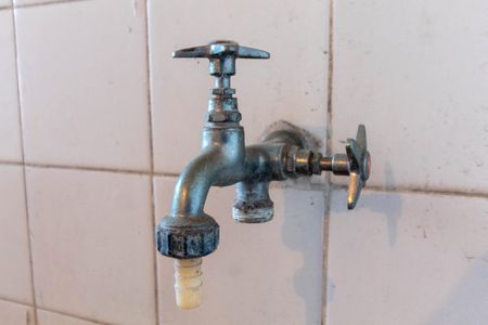 Casa à venda com 1m², 5 quartos e 2 vagas Casa à venda com 1m², 5 quartos e 2 vagasLavanderia (Torneira)