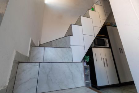 Casa à venda com 1m², 5 quartos e 2 vagas Casa à venda com 1m², 5 quartos e 2 vagasEscada