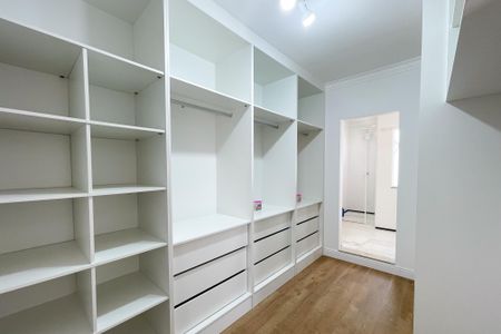 Casa à venda com 180m², 3 quartos e 2 vagas Casa à venda com 180m², 3 quartos e 2 vagasCloset - Suíte