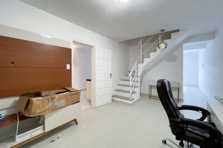 Casa à venda com 180m², 3 quartos e 2 vagas Casa à venda com 180m², 3 quartos e 2 vagasSala