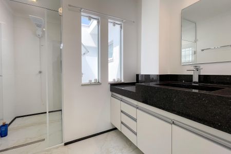 Casa à venda com 180m², 3 quartos e 2 vagas Casa à venda com 180m², 3 quartos e 2 vagasBanheiro - Suíte