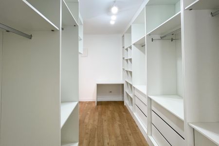 Casa à venda com 180m², 3 quartos e 2 vagas Casa à venda com 180m², 3 quartos e 2 vagasCloset - Suíte