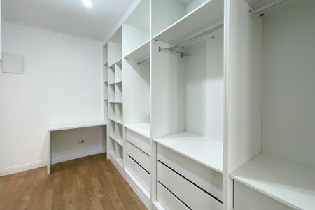 Casa à venda com 180m², 3 quartos e 2 vagas Casa à venda com 180m², 3 quartos e 2 vagasCloset - Suíte
