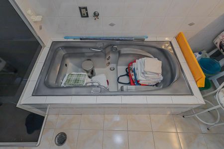 Casa à venda com 350m², 3 quartos e 8 vagasBanheiro da Suíte 2