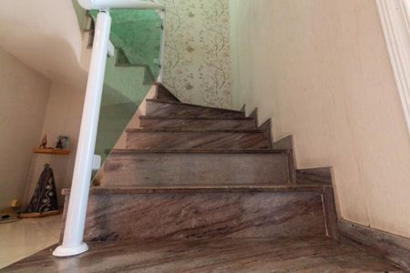 Casa à venda com 400m², 4 quartos e 3 vagasEscada