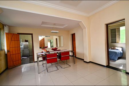 Casa à venda com 360m², 5 quartos e 2 vagasSala