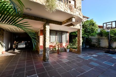 Casa à venda com 415m², 4 quartos e 4 vagas Casa à venda com 415m², 4 quartos e 4 vagasÁrea Externa