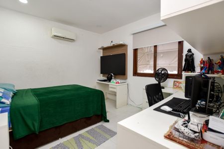 Casa à venda com 415m², 4 quartos e 4 vagas Casa à venda com 415m², 4 quartos e 4 vagasQuarto 4