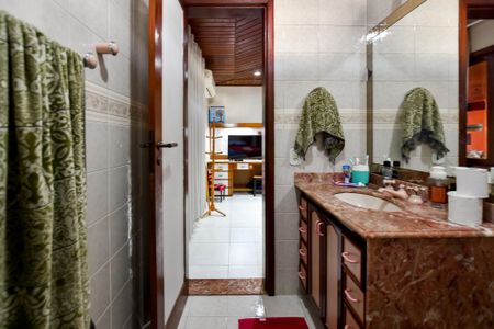 Casa à venda com 415m², 4 quartos e 4 vagas Casa à venda com 415m², 4 quartos e 4 vagasBanheiro