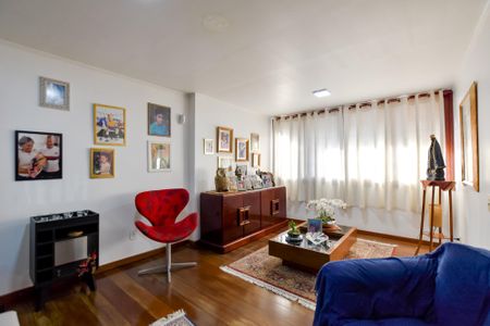 Casa à venda com 415m², 4 quartos e 4 vagas Casa à venda com 415m², 4 quartos e 4 vagasSala