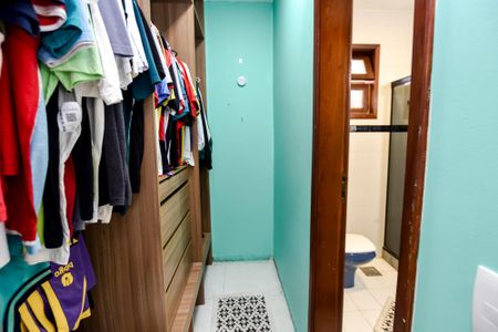 Casa à venda com 415m², 4 quartos e 4 vagas Casa à venda com 415m², 4 quartos e 4 vagasCloset