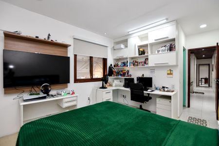 Casa à venda com 415m², 4 quartos e 4 vagas Casa à venda com 415m², 4 quartos e 4 vagasQuarto 4