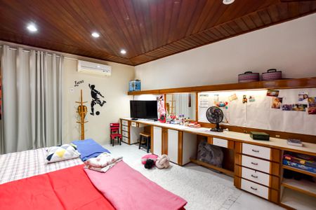 Casa à venda com 415m², 4 quartos e 4 vagas Casa à venda com 415m², 4 quartos e 4 vagasQuarto 2