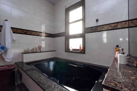 Casa à venda com 415m², 4 quartos e 4 vagas Casa à venda com 415m², 4 quartos e 4 vagasBanheiro
