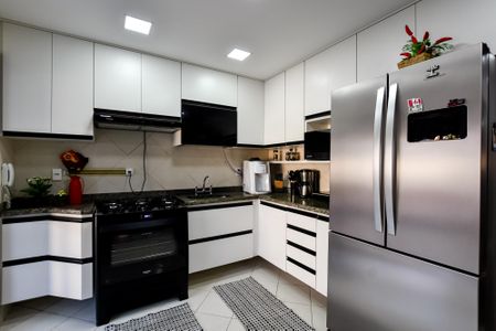 Casa à venda com 415m², 4 quartos e 4 vagas Casa à venda com 415m², 4 quartos e 4 vagasCozinha