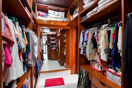 Casa à venda com 415m², 4 quartos e 4 vagas Casa à venda com 415m², 4 quartos e 4 vagasCloset
