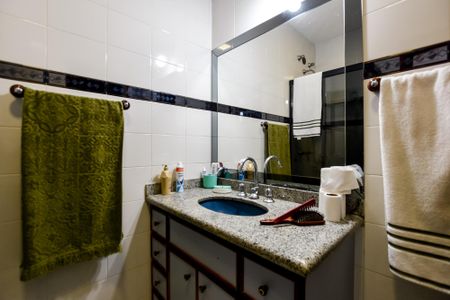 Casa à venda com 415m², 4 quartos e 4 vagas Casa à venda com 415m², 4 quartos e 4 vagasBanheiro