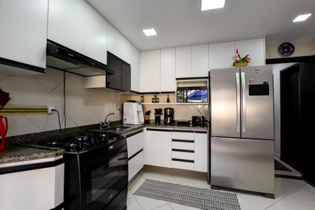 Casa à venda com 415m², 4 quartos e 4 vagas Casa à venda com 415m², 4 quartos e 4 vagasCozinha